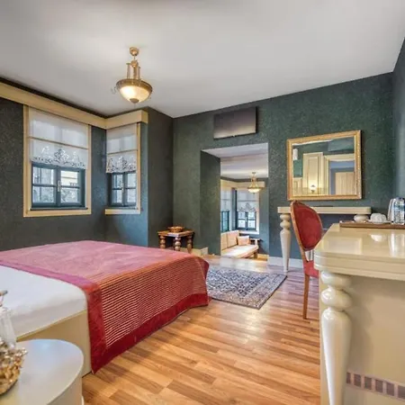 Vibrant Located In The Heart Of Historical Area Couette-café